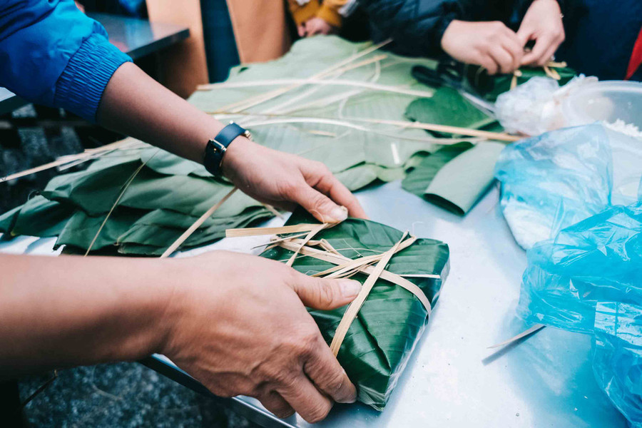 Những chiếc bánh chưng vuông vức được gói bởi bàn tay khéo léo từ các đội chơi - Ảnh: MAI THƯƠNG