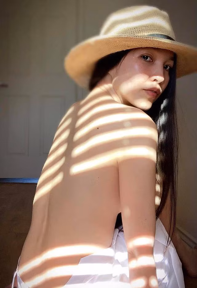 Trước đó, bức ảnh bán khỏa thân của Hiền Thục nhận nhiều ý kiến trái chiều. Một số khán giả dành lời khen cho nhan sắc của nữ ca sĩ, trong khi một bộ phận khác cho rằng bức ảnh này phản cảm, thiếu tính nghệ thuật - Ảnh: FBNV