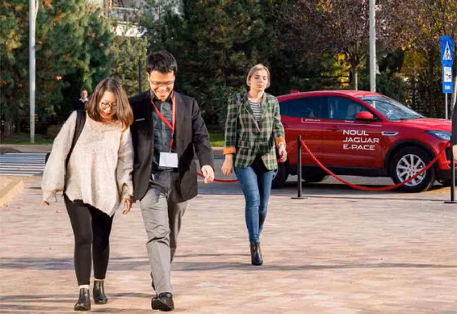 Người bạn đời sắp sang Mỹ ở cùng với Lê Quang Liêm