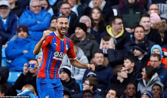 Cenk Tosun ăn mừng bàn mở tỉ số cho Crystal Palace - Ảnh: REUTERS