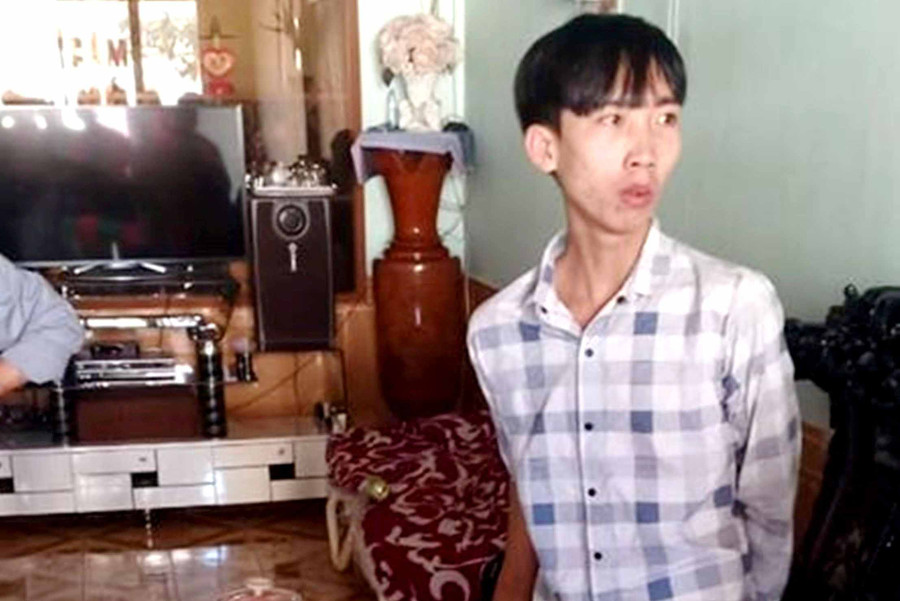 Đối tượng Bách cùng số pháo tang vật. Ảnh: Văn Ngọc