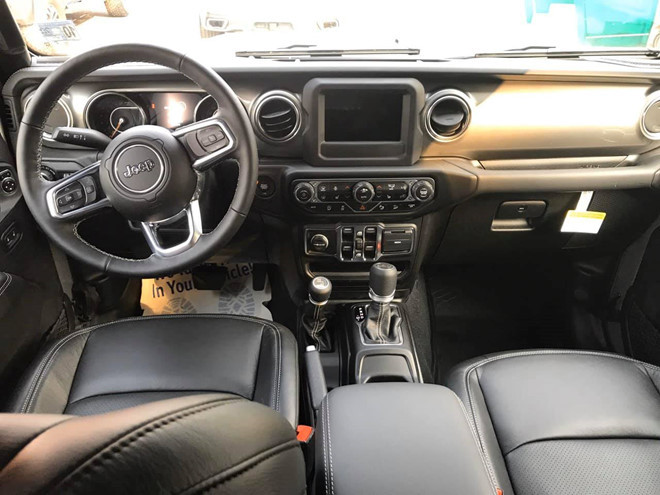 Nội thất của Jeep Wrangler Sahara đơn điệu hơn phiên bản Rubicon