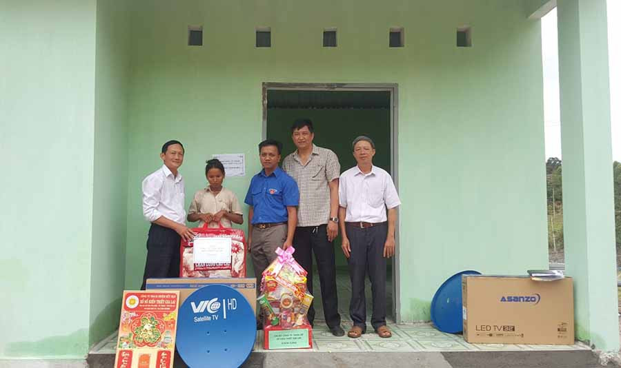  Đại diện Công ty Xổ số kiến thiết Gia Lai trao nhà tình nghĩa cho hộ nghèo ở xã Krong (huyện Kbang). Ảnh: S.C