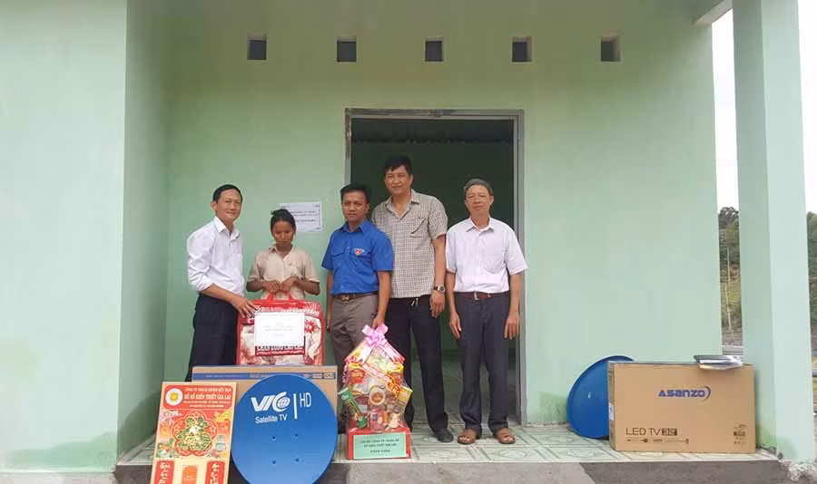  Đại diện Công ty Xổ số kiến thiết Gia Lai trao nhà tình nghĩa cho hộ nghèo ở xã Krong (huyện Kbang). Ảnh: S.C