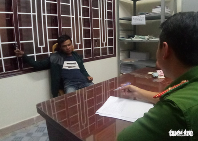 Nghi phạm Hoàng Quốc Huy (32 tuổi, quê Ninh Thuận) tại cơ quan điều tra Công an huyện Di Linh - Ảnh: ANH KHOA