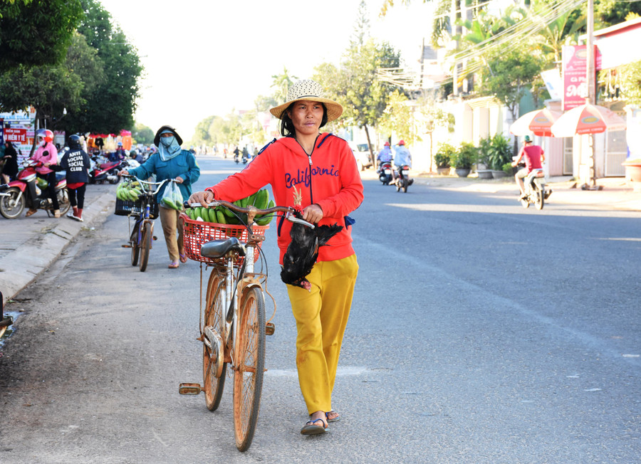 Những nhóm người Bahnar, Jrai đi bán trái sung, đu đủ, chuối, hoa.. đã thu dọn hàng của mình để cùng nhau trở về làng