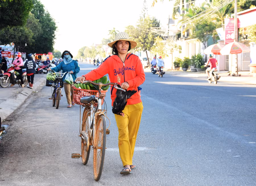 Những nhóm người Bahnar, Jrai đi bán trái sung, đu đủ, chuối, hoa.. đã thu dọn hàng của mình để cùng nhau trở về làng