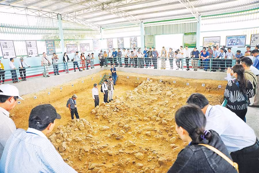 Các hố khai quật được trưng bày ngoài trời, có mái che phục vụ nghiên cứu và tham quan. Ảnh: Nguyên Bình