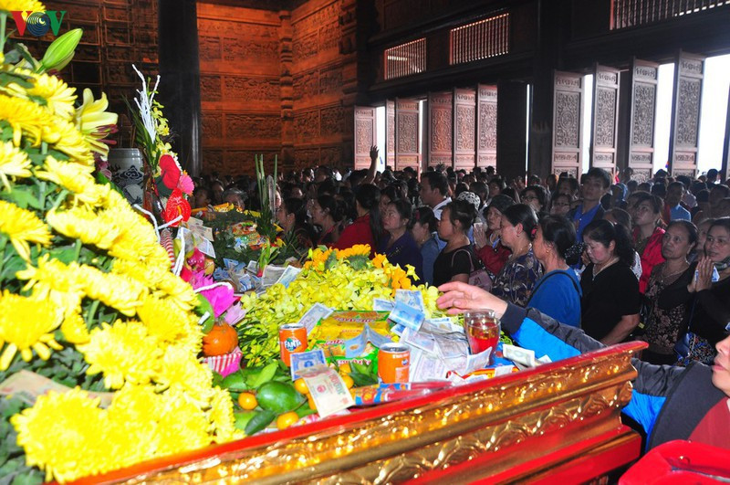 Rải tiền lẻ lên các ban thờ là hành động sai lầm. Rải tiền lẻ lên các ban thờ là hành động sai lầm.