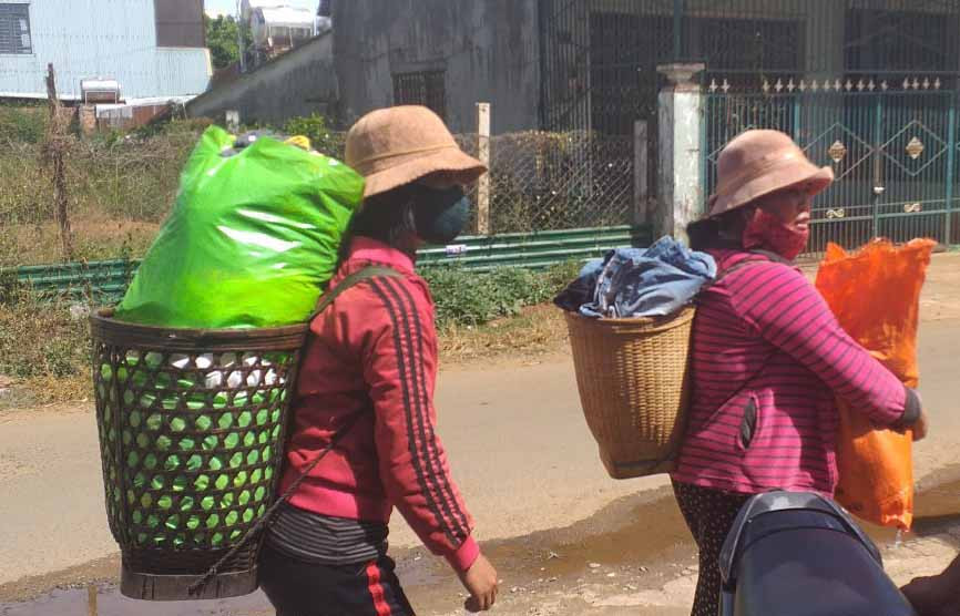 Chị Thanh (trước) và chị Thei phấn khởi vì xin được khá nhiều đồ ưng ý. Ảnh: Anh Huy Chị Thanh (trước) và chị Thei phấn khởi vì xin được khá nhiều đồ ưng ý. Ảnh: Anh Huy