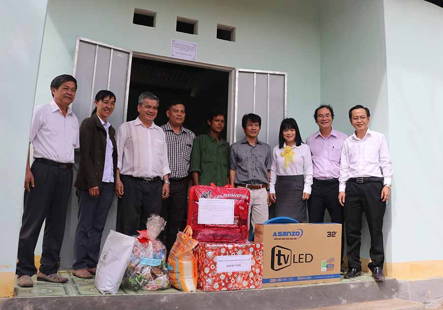 Đảng ủy Khối các Cơ quan và Doanh nghiệp tỉnh trao 9 căn nhà và tặng nhiều phần quà cho các hộ nghèo, gia đình chính sách trên địa bàn xã Krong (huyện Kbang). Ảnh: N.M Đảng ủy Khối các Cơ quan và Doanh nghiệp tỉnh trao 9 căn nhà và tặng nhiều phần quà cho các hộ nghèo, gia đình chính sách trên địa bàn xã Krong (huyện Kbang). Ảnh: N.M