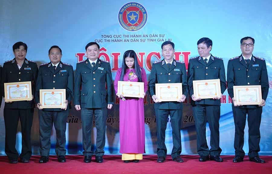 Lãnh đạo Cục THADS tỉnh tặng giấy khen các tập thể, cá nhân có thành tích xuất sắc. Ảnh: V.H Lãnh đạo Cục THADS tỉnh tặng giấy khen các tập thể, cá nhân có thành tích xuất sắc. Ảnh: V.H