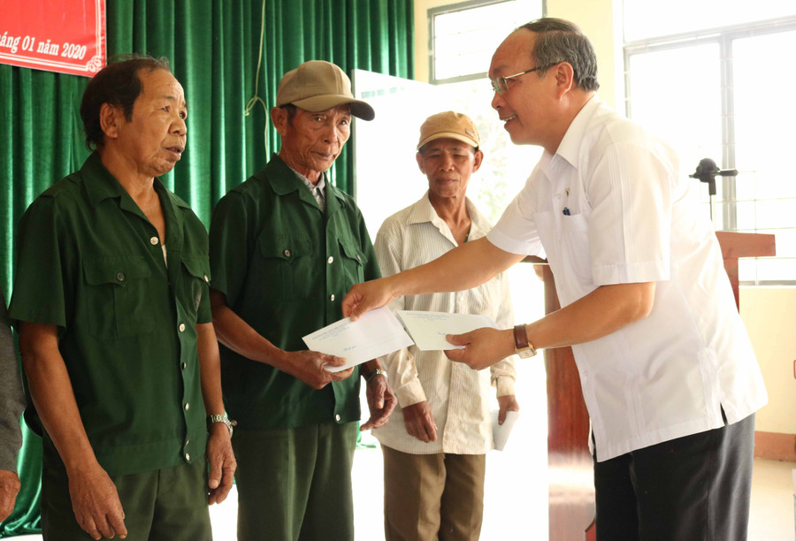 Phó Trưởng đoàn ĐBQH tỉnh Đinh Duy Vượt tặng quà cho người dân xã Ia Púch (huyện Chư Prông). Ảnh: Ngọc Sang