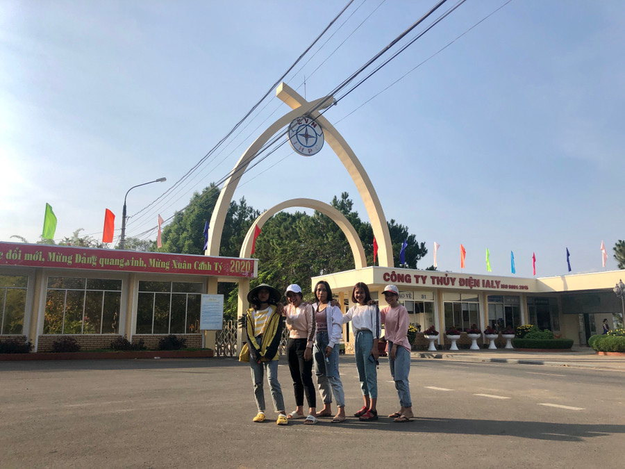 Du khách chụp hình lưu niệm trước cổng Nhà máy Thuỷ điện Ia Ly. Ảnh: Ngọc Thu Du khách chụp hình lưu niệm trước cổng Nhà máy Thuỷ điện Ia Ly. Ảnh: Ngọc Thu