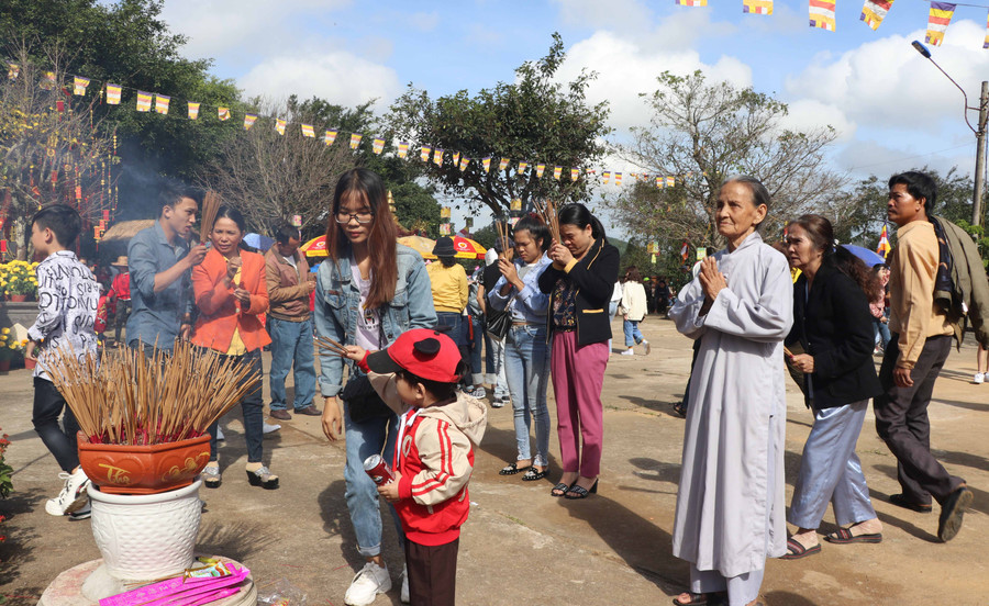 Người dân thị xã An Khê đi lễ chùa ngày đầu năm. Ảnh: Ngọc Minh