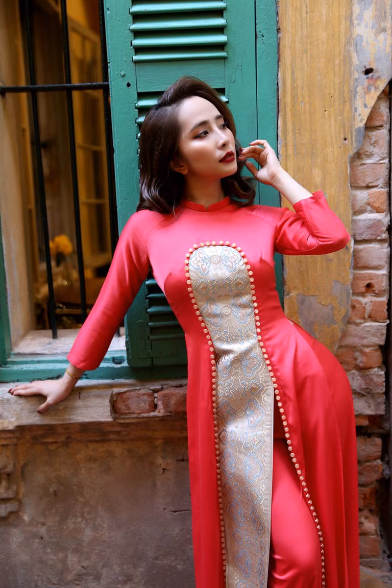 Các thiết kế dù là hiện đại hay truyền thống thì đều hướng đến việc tôn lên đường cong của người phụ nữ, vừa trẻ trung vừa gợi cảm.