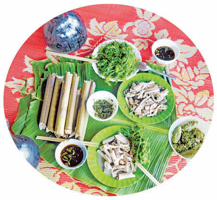 Món đọt mây rừng sẽ ngon hơn khi ăn kèm cơm lam. Ảnh: Đ.Y Món đọt mây rừng sẽ ngon hơn khi ăn kèm cơm lam. Ảnh: Đ.Y