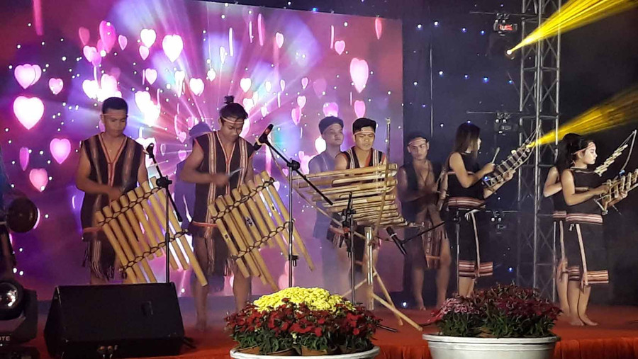 Các diễn viên biểu diễn văn nghệ tại chương trình. Ảnh: Hà Phương