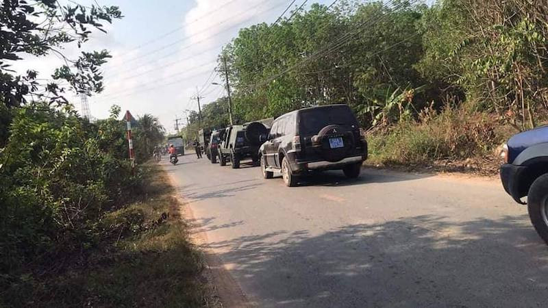  Hàng trăm cảnh sát cơ động đang truy bắt thủ phạm.