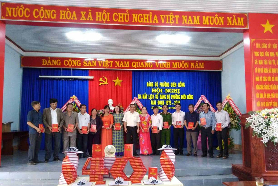 Tại Hội nghị, Đảng bộ phường Diên Hồng tặng sách lịch sử Đảng bộ phường cho các đảng viên lâu năm. Ảnh: Hồng Thương