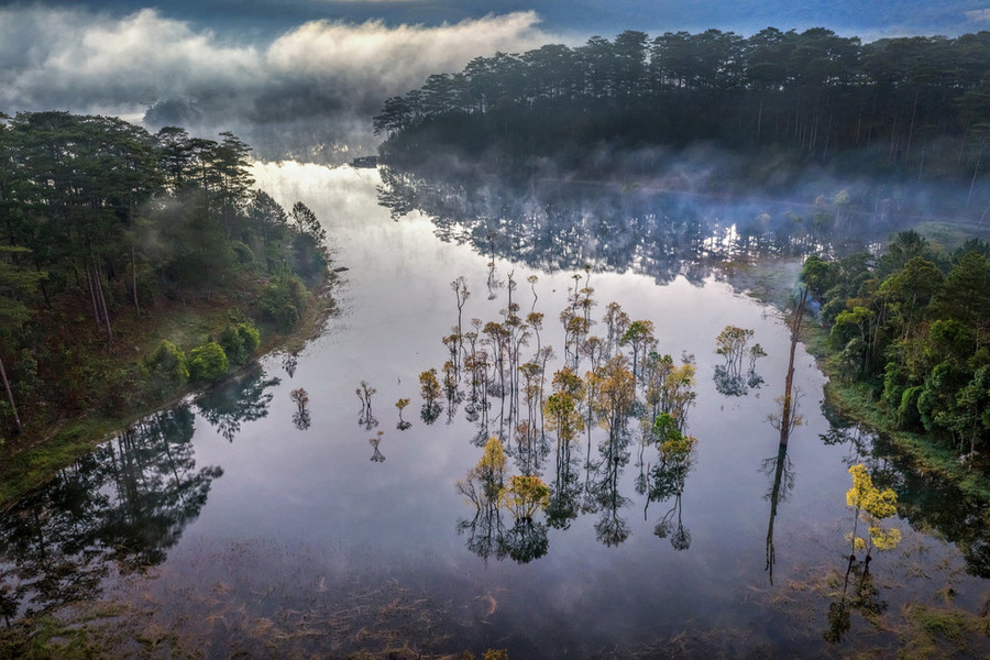 Nhiều người thường nghĩ đến một chiếc thuyền thả trôi tự do trong khung cảnh này - Ảnh: YIRU