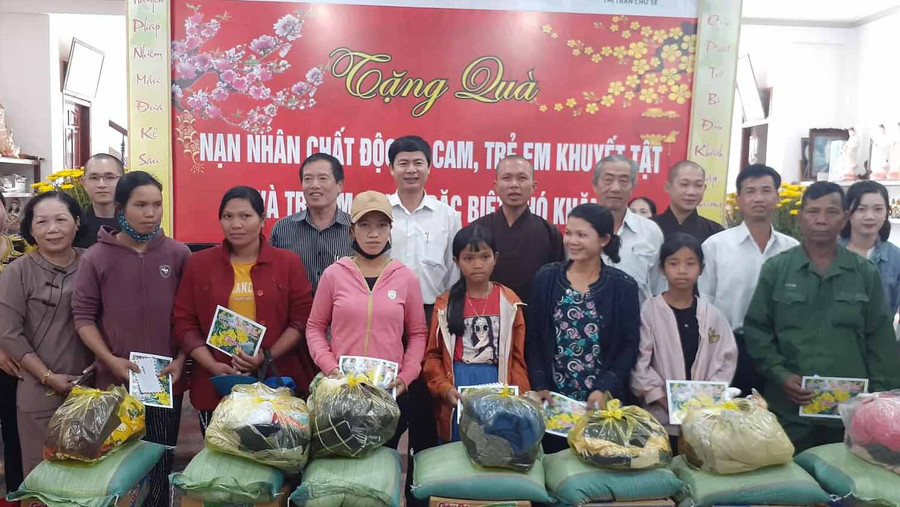 Đại diện hộ gia đình nhận quà cho trẻ em tại buổi trao quà. Ảnh: Hoàng Viên