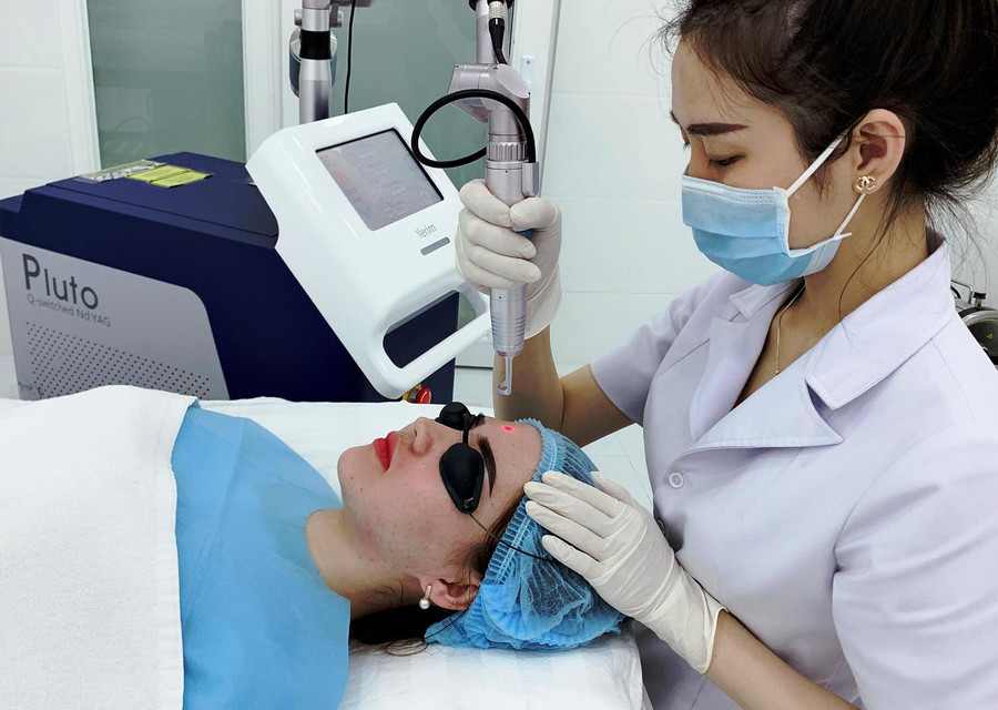 Khách hàng được các chuyên viên có tay nghề chăm sóc da. Ảnh: PV Khách hàng được các chuyên viên có tay nghề chăm sóc da. Ảnh: PV