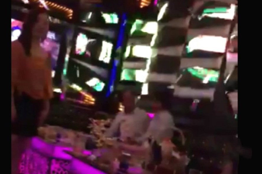 Hình ảnh cắt từ video quay lại cảnh lãnh đạo VKSND huyện Ea Súp đi hát karaoke. Ảnh: LX Hình ảnh cắt từ video quay lại cảnh lãnh đạo VKSND huyện Ea Súp đi hát karaoke. Ảnh: LX