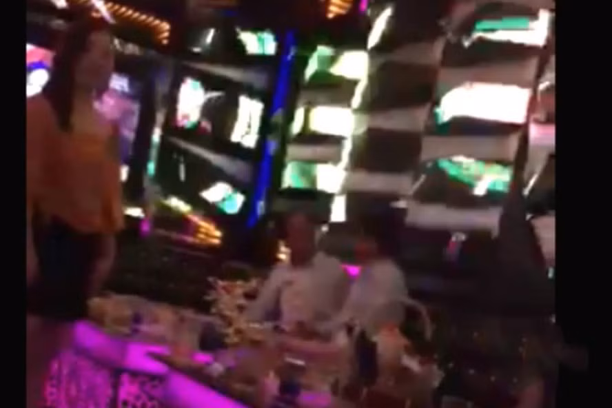 Hình ảnh cắt từ video quay lại cảnh lãnh đạo VKSND huyện Ea Súp đi hát karaoke. Ảnh: LX