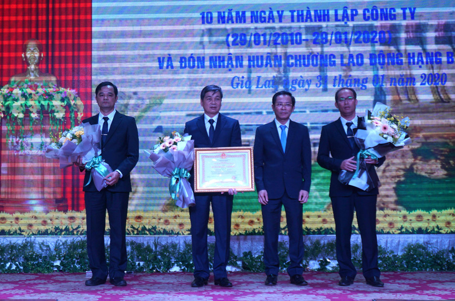 Công ty Phát triển Thủy điện Sê San vinh dự nhận Huân chương Lao động hạng Ba. Ảnh: Hà Duy