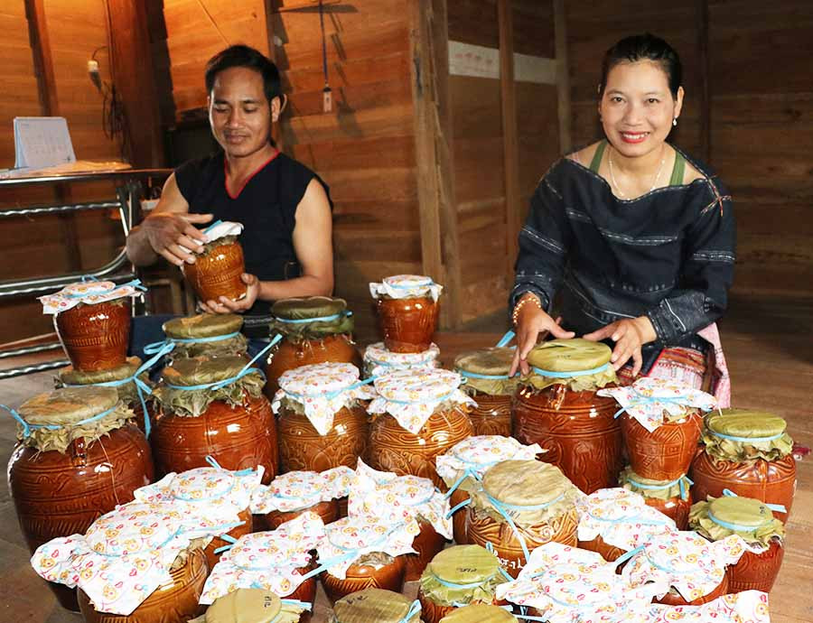  Các thành viên HTX Nông nghiệp và Dịch vụ Kông Pla (xã Kông Pla, huyện Kbang) bên những ghè rượu men lá rừng. Ảnh: N.M