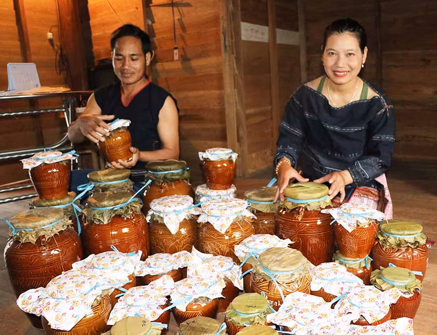  Các thành viên HTX Nông nghiệp và Dịch vụ Kông Pla (xã Kông Pla, huyện Kbang) bên những ghè rượu men lá rừng. Ảnh: N.M