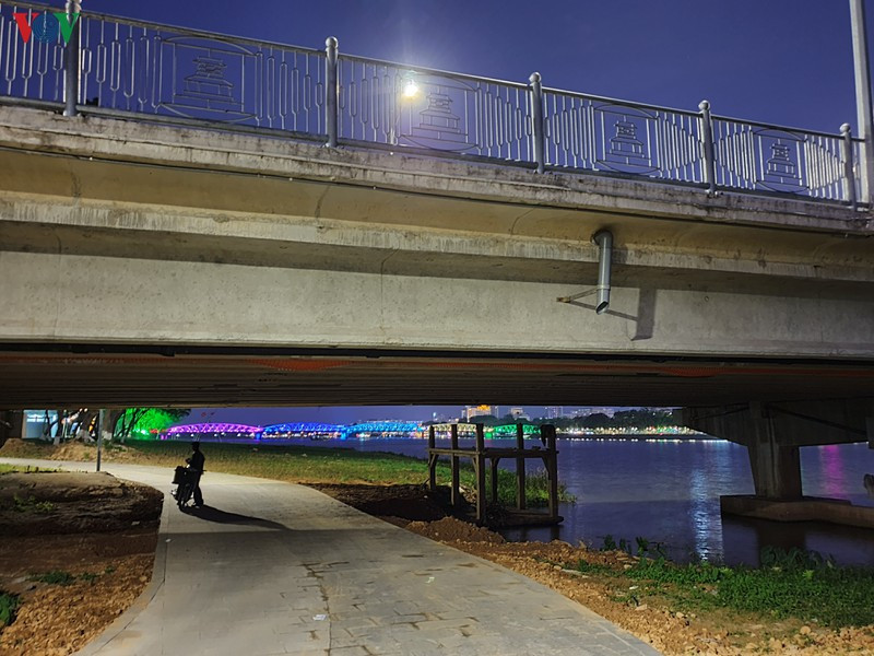 Nơi đây trở thành những điểm nhấn cho khách du lịch đi bộ thưởng thức cảnh đẹp của dòng Hương. Người dân cố đô cũng thích thú với tuyến đường đi bộ , là nơi họ tập thể dục, chạy bộ, đạp xe mỗi ngày.