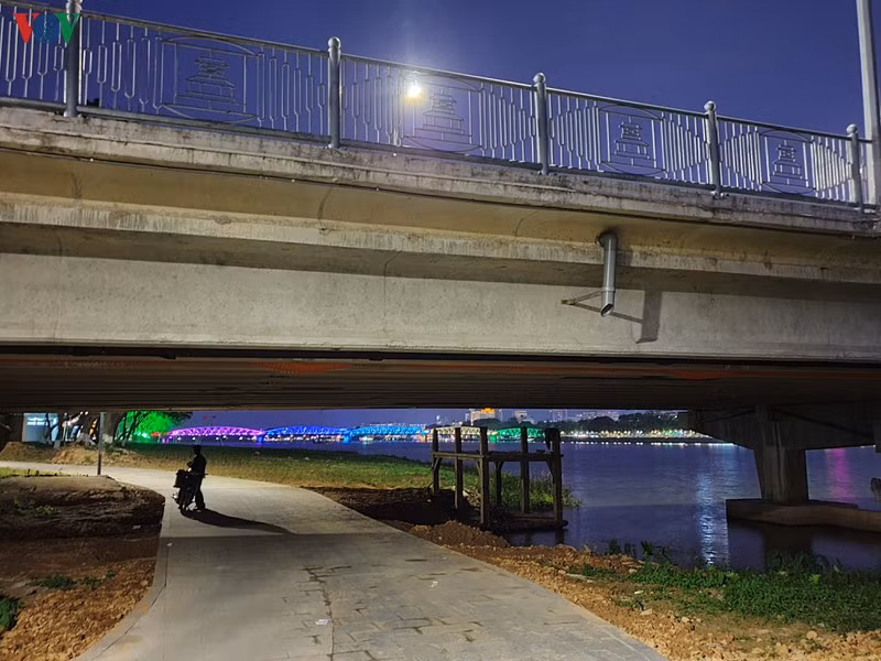 Nơi đây trở thành những điểm nhấn cho khách du lịch đi bộ thưởng thức cảnh đẹp của dòng Hương. Người dân cố đô cũng thích thú với tuyến đường đi bộ , là nơi họ tập thể dục, chạy bộ, đạp xe mỗi ngày.