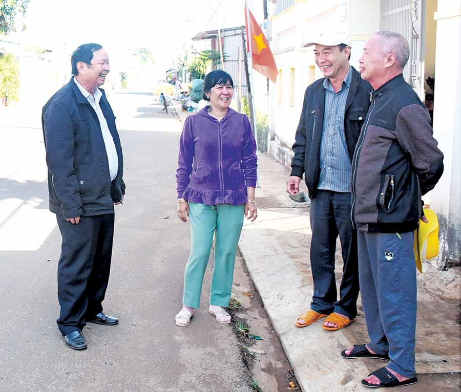 Ông Nguyễn Sáu (bìa trái) trò chuyện với người dân. Ảnh: M.P Ông Nguyễn Sáu (bìa trái) trò chuyện với người dân. Ảnh: M.P