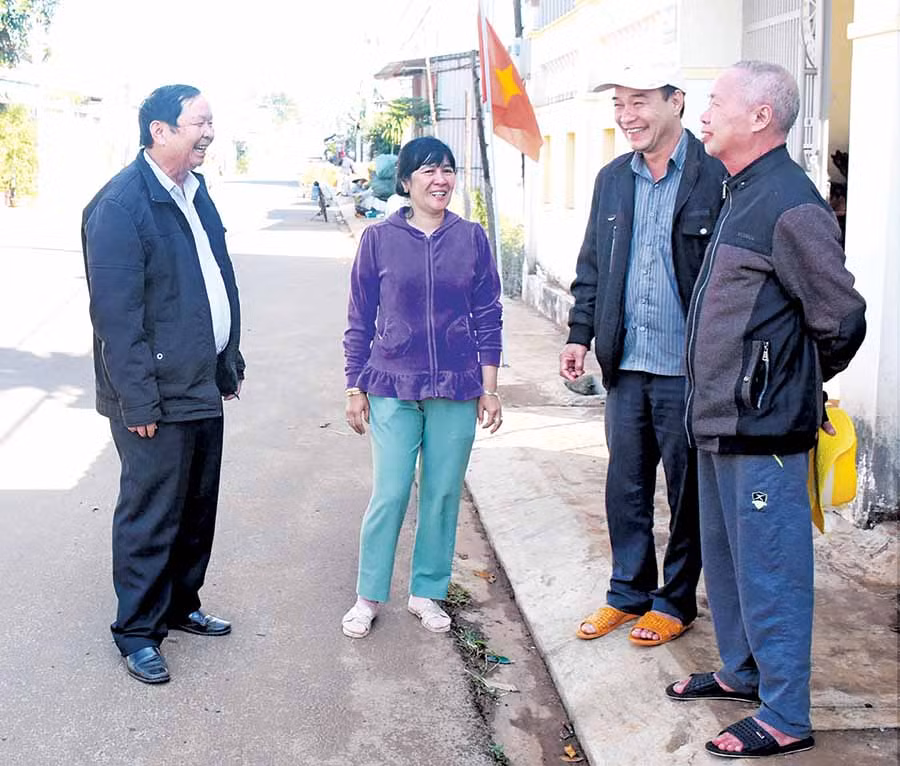 Ông Nguyễn Sáu (bìa trái) trò chuyện với người dân. Ảnh: M.P Ông Nguyễn Sáu (bìa trái) trò chuyện với người dân. Ảnh: M.P