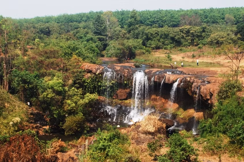 Du khách tham quan thác Mơ (xã Ia Khai, huyện Ia Grai). Ảnh: Hoành Sơn