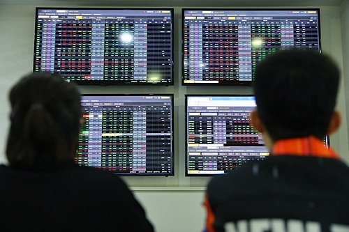 Nhà đầu tư theo dõi bảng giá chứng khoán tại sàn giao dịch VNDIRECT.