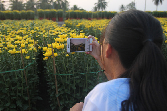 Rất nhiều bạn trẻ đến đây để chụp ảnh, tham quan - Ảnh: MẬUTRƯỜNG