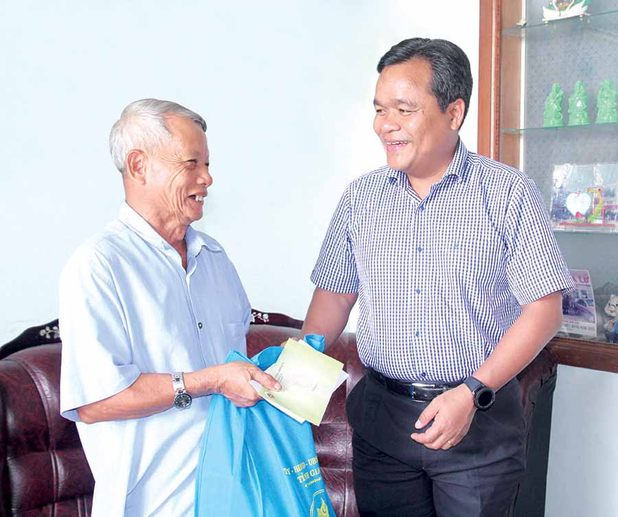 Đồng chí Hồ Văn Niên (bìa phải)-Ủy viên dự khuyết Ban Chấp hành Trung ương Đảng, Phó Bí thư Thường trực Tỉnh ủy, Trưởng đoàn đại biểu Quốc hội tỉnh thăm, tặng quà gia đình người có công trên địa bàn thị xã An Khê ngày 17-7-2019 (Ảnh internet) Đồng chí Hồ Văn Niên (bìa phải)-Ủy viên dự khuyết Ban Chấp hành Trung ương Đảng, Phó Bí thư Thường trực Tỉnh ủy, Trưởng đoàn đại biểu Quốc hội tỉnh thăm, tặng quà gia đình người có công trên địa bàn thị xã An Khê ngày 17-7-2019. Ảnh: K.N.B