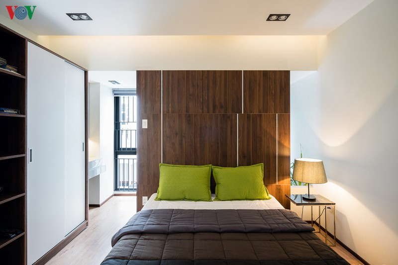 Phòng ngủ con phía sau có cùng phong cách nội thất của ngôi nhà. Phòng ngủ con phía sau có cùng phong cách nội thất của ngôi nhà.