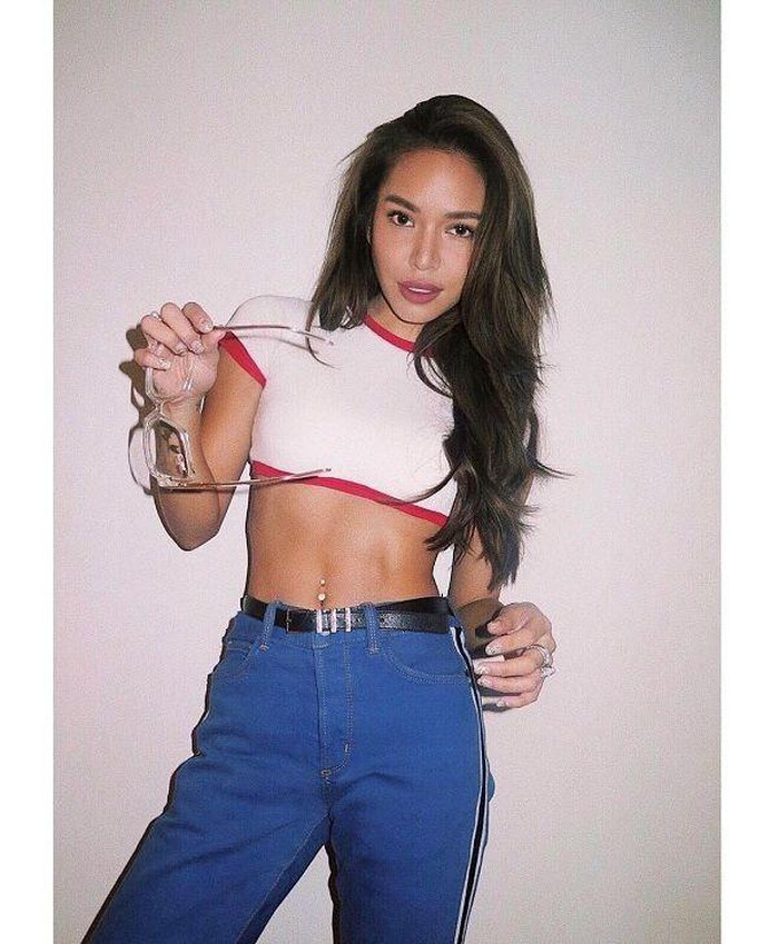 Những trang phục áo body croptop ôm sát hay quần skinny đều là những items ưa thích của cô Những trang phục áo body croptop ôm sát hay quần skinny đều là những items ưa thích của cô