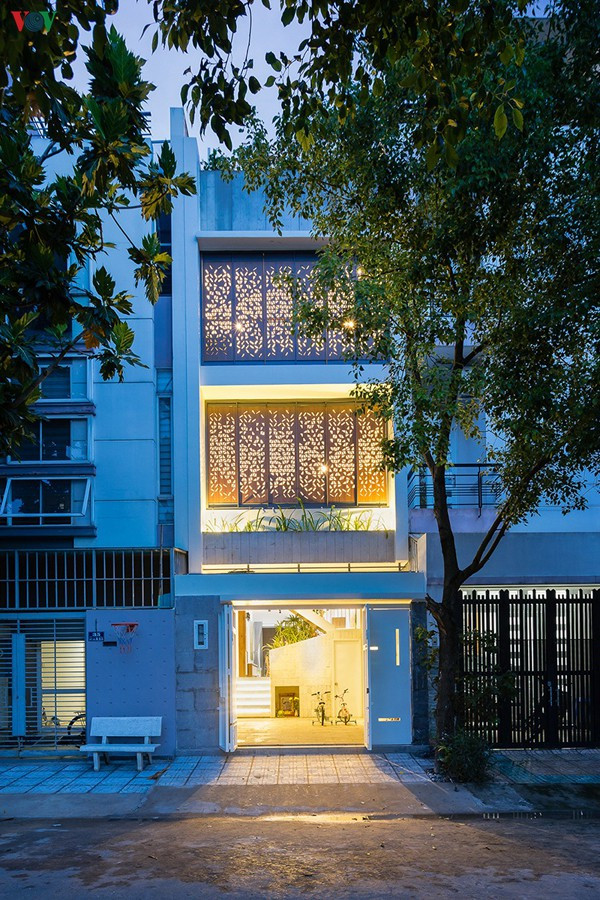 Ngôi nhà lung linh trong đêm với hiệu ứng ánh sáng lạ mắt. Ngôi nhà lung linh trong đêm với hiệu ứng ánh sáng lạ mắt.