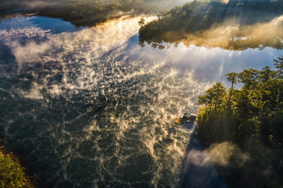 Sương bảng lãng trên mặt hồ Tuyền Lâm trong nắng sớm - Ảnh: YIRU