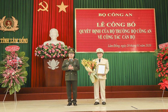 Thượng tướng Nguyễn Văn Thành, Thứ trưởng Bộ Công an trao quyết định bổ nhiệm cho tân Giám đốc Công an tỉnh Lâm Đồng Thượng tướng Nguyễn Văn Thành, Thứ trưởng Bộ Công an trao quyết định bổ nhiệm cho tân Giám đốc Công an tỉnh Lâm Đồng