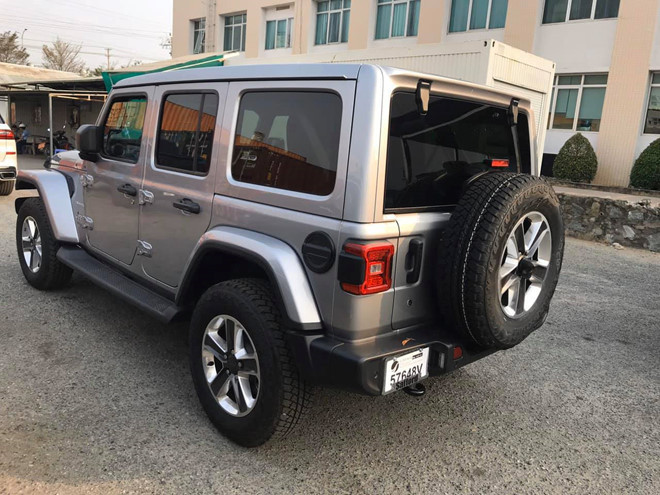 Không phải là phiên bản cao cấp nhất nhưng Jeep Wrangler Sahara vẫn giữ được kiểu dáng nam tính