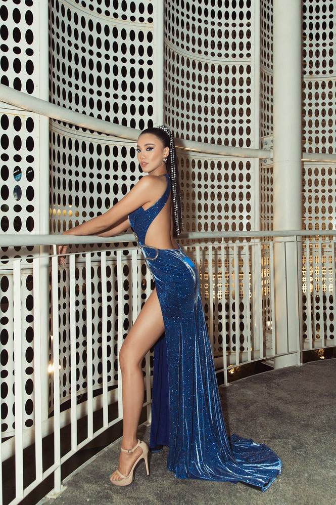  Người đẹp diện váy sequin màu xanh lấp lánh, khoe chân thon không kém phần nuột nà, quyến rũ.