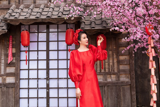 Đặc biệt, những gam màu nổi bật như đỏ, vàng được nữ MC yêu thích với hy vọng những điều tốt đẹp, may mắn sẽ đến.