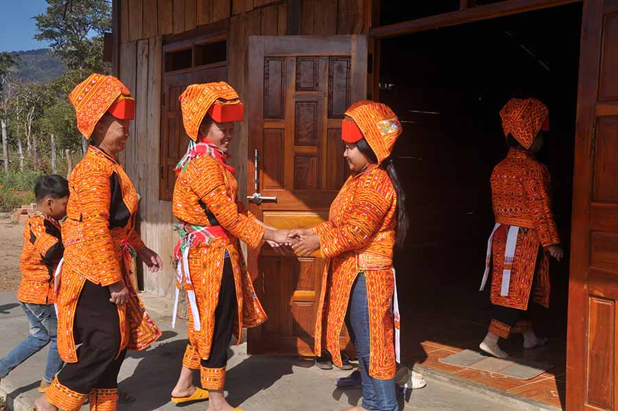 Người Dao ở xã Chư Krêy (huyện Kông Chro) thăm hỏi, chúc Tết nhau. Ảnh: H.S  Người Dao ở xã Chư Krêy (huyện Kông Chro) thăm hỏi, chúc Tết nhau. Ảnh: H.S