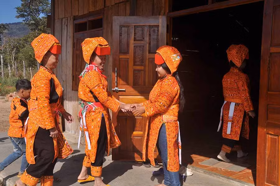  Người Dao ở xã Chư Krêy (huyện Kông Chro) thăm hỏi, chúc Tết nhau. Ảnh: H.S